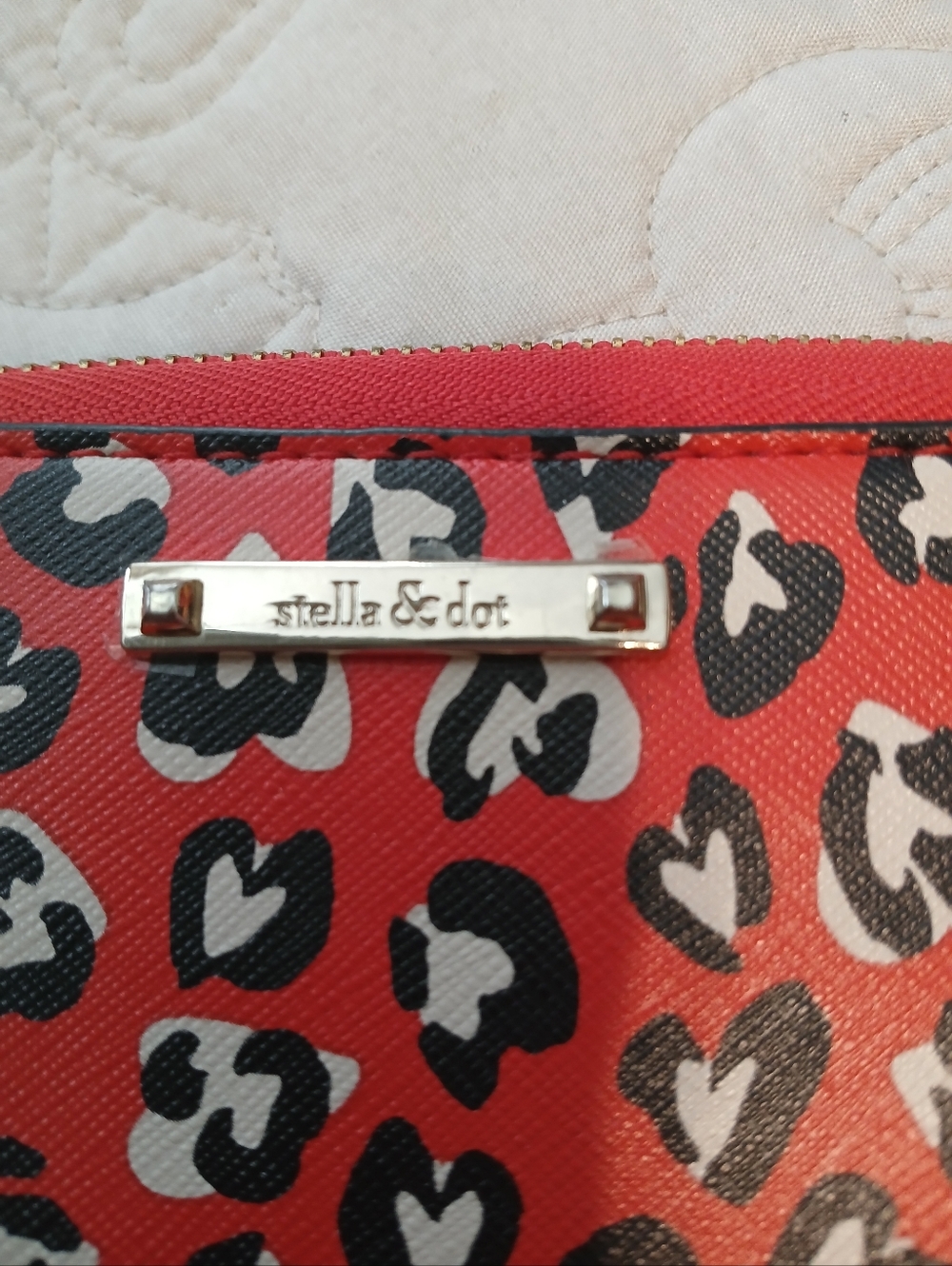 ☀️☀️Stella & Dot Red Leopard Heart Zip Wallet - Picture 2 of 5